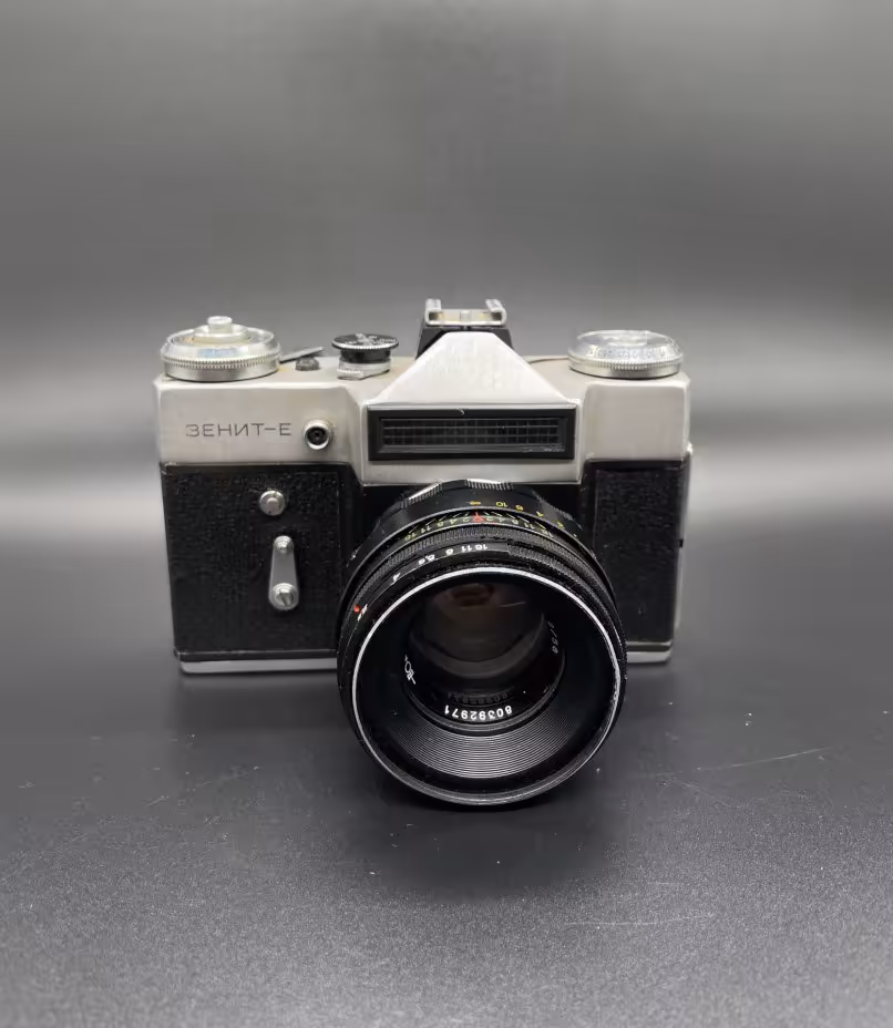 Фотоаппарат "Зенит-Е"  с объективом "Гелиос-44-2" в оригинальном кофре, Белорусское оптико-механическое объединение (БелОМО)