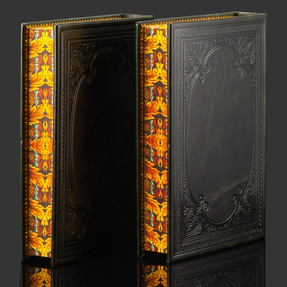 Книга "Генералиссимус князь Суворов" в 2-х книгах на подставке, кожа, металлическая накладка, художественная накладка, тиснение, золочение, принтованный обрез, подарочная подставка из дерева, обтянутая кожей