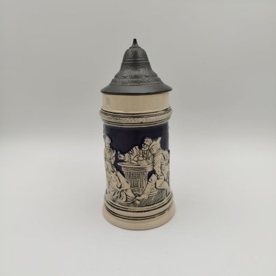 Кружка пивная с крышкой, украшенная трактирной сценкой, керамика, рельеф, крытье, крышка - олово, Gerzit Gerz, Германия, 1960-1980 гг., Gerzit Gerz
