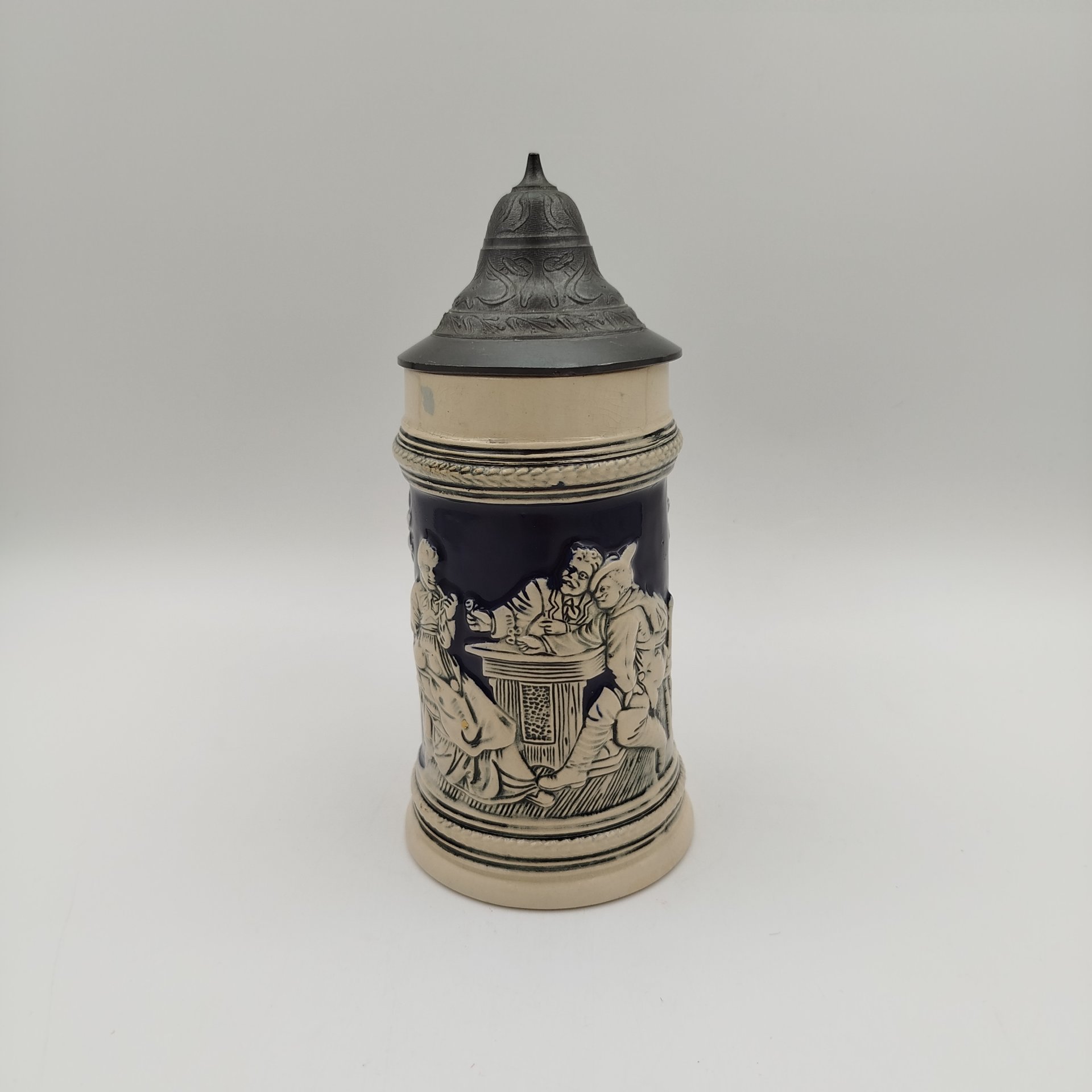 Кружка пивная с крышкой, украшенная трактирной сценкой, керамика, рельеф, крытье, крышка - олово, Gerzit Gerz, Германия, 1960-1980 гг., Gerzit Gerz
