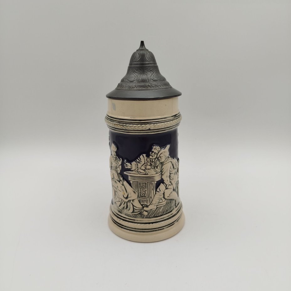 Кружка пивная с крышкой, украшенная трактирной сценкой, керамика, рельеф, крытье, крышка - олово, Gerzit Gerz, Германия, 1960-1980 гг., Gerzit Gerz