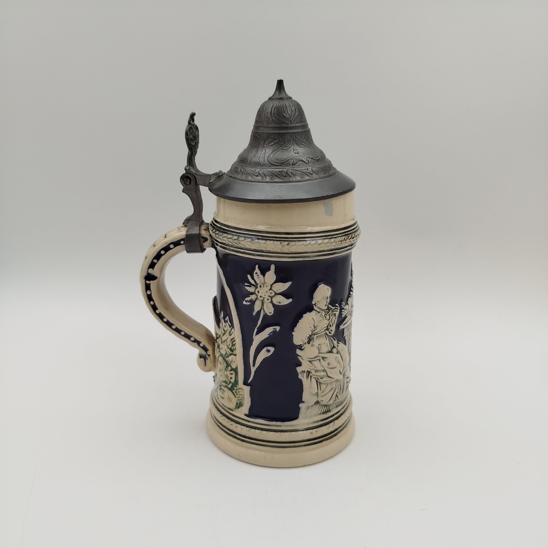 Кружка пивная с крышкой, украшенная трактирной сценкой, керамика, рельеф, крытье, крышка - олово, Gerzit Gerz, Германия, 1960-1980 гг., Gerzit Gerz