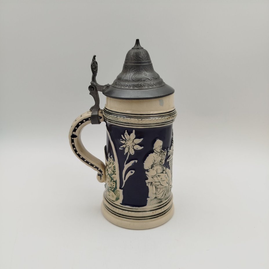 Кружка пивная с крышкой, украшенная трактирной сценкой, керамика, рельеф, крытье, крышка - олово, Gerzit Gerz, Германия, 1960-1980 гг., Gerzit Gerz