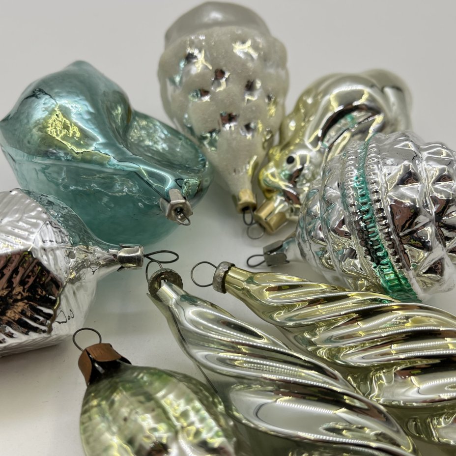 Набор из 8-ми винтажных ёлочных игрушек различных форм и расцветок