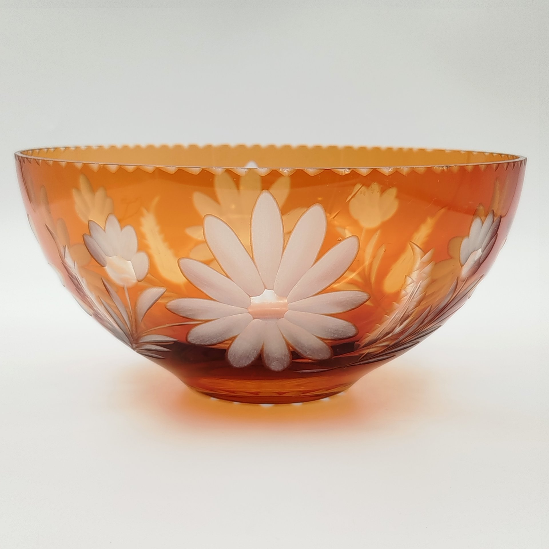 Салатник янтарного оттенка с цветочным декором, цветное стекло, алмазная грань, СССР, 1960-1990 гг.