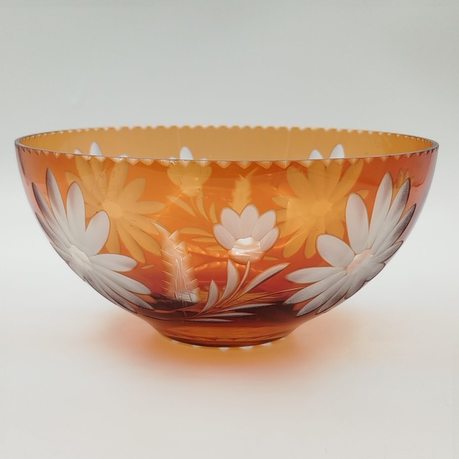 Салатник янтарного оттенка с цветочным декором