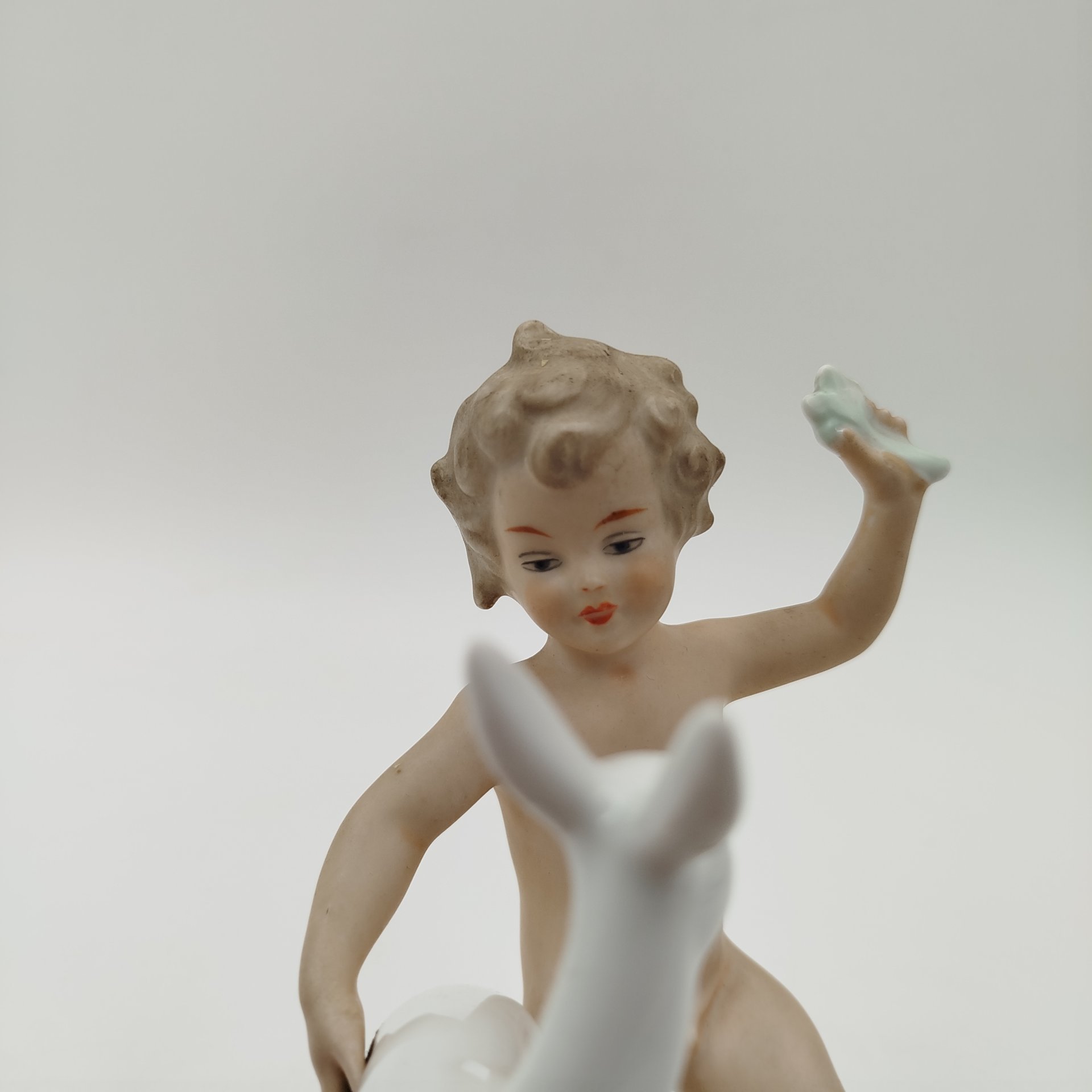 Статуэтка "Путти с ланью", фарфор, роспись, золочение, Wallendorf, Германия, 1963-1980 гг.