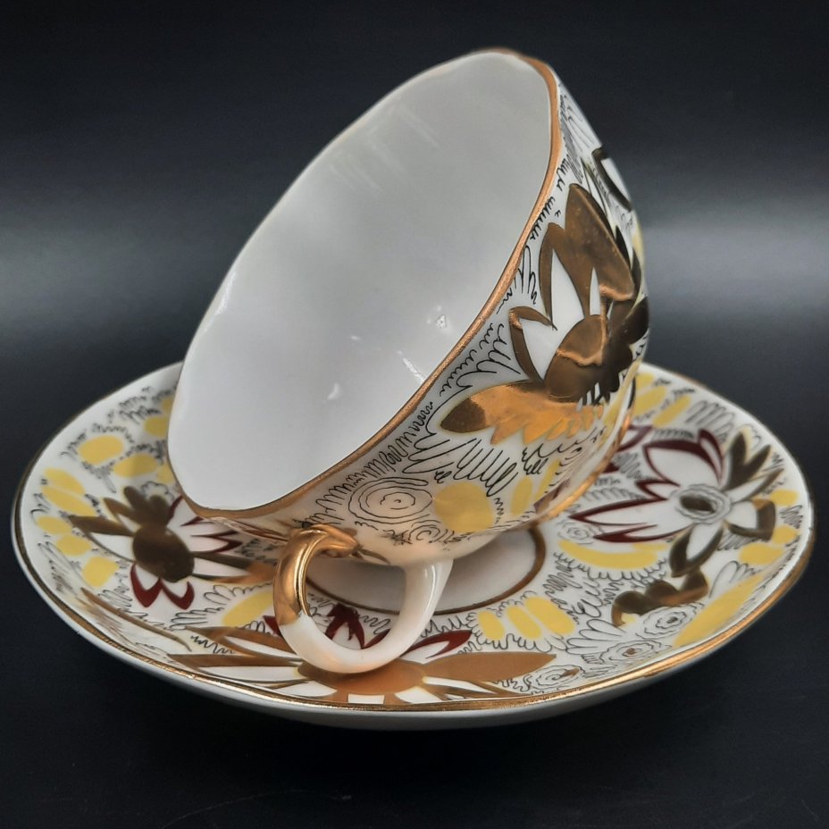 Пара чайная из сервиза "Золотые ромашки", автор росписи Л.И. Григорьева, форма "Тюльпан", фарфор, деколь, золочение, Ленинградский фарфоровый завод (ЛФЗ), СССР, 1970-1992 гг.