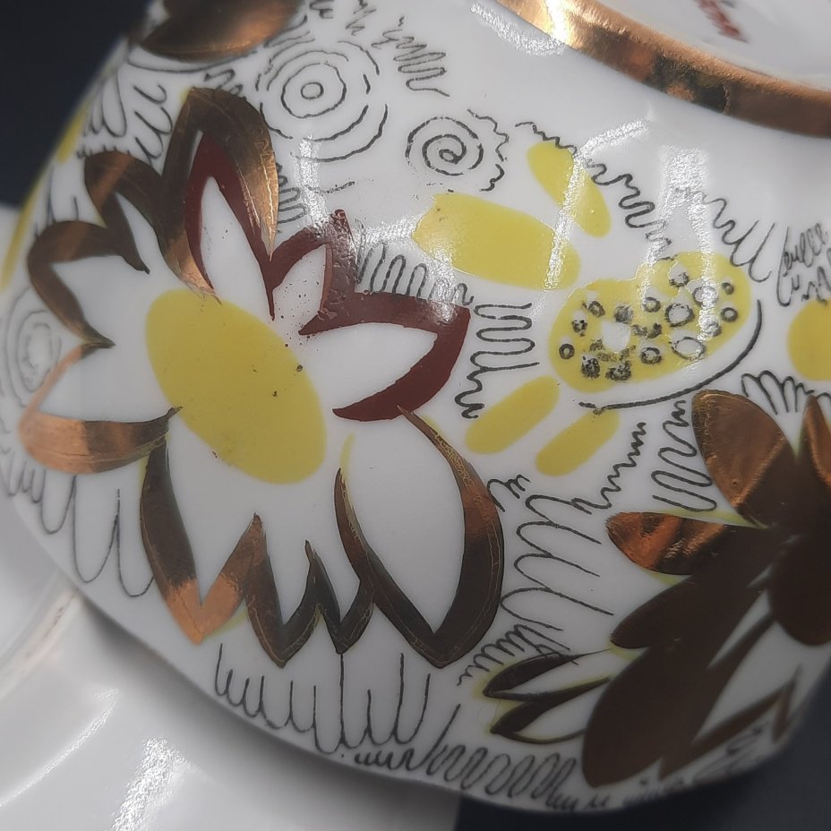 Пара чайная из сервиза "Золотые ромашки", автор росписи Л.И. Григорьева, форма "Тюльпан", фарфор, деколь, золочение, Ленинградский фарфоровый завод (ЛФЗ), СССР, 1970-1992 гг.