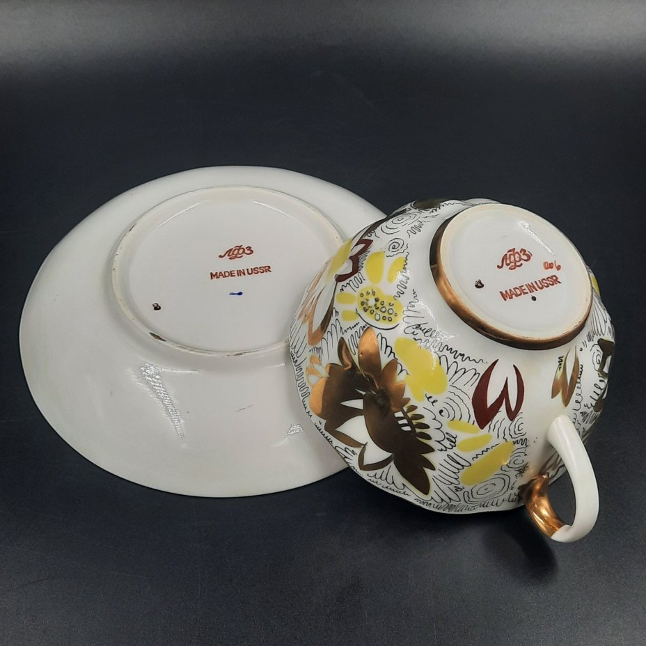 Пара чайная из сервиза "Золотые ромашки", автор росписи Л.И. Григорьева, форма "Тюльпан", фарфор, деколь, золочение, Ленинградский фарфоровый завод (ЛФЗ), СССР, 1970-1992 гг.