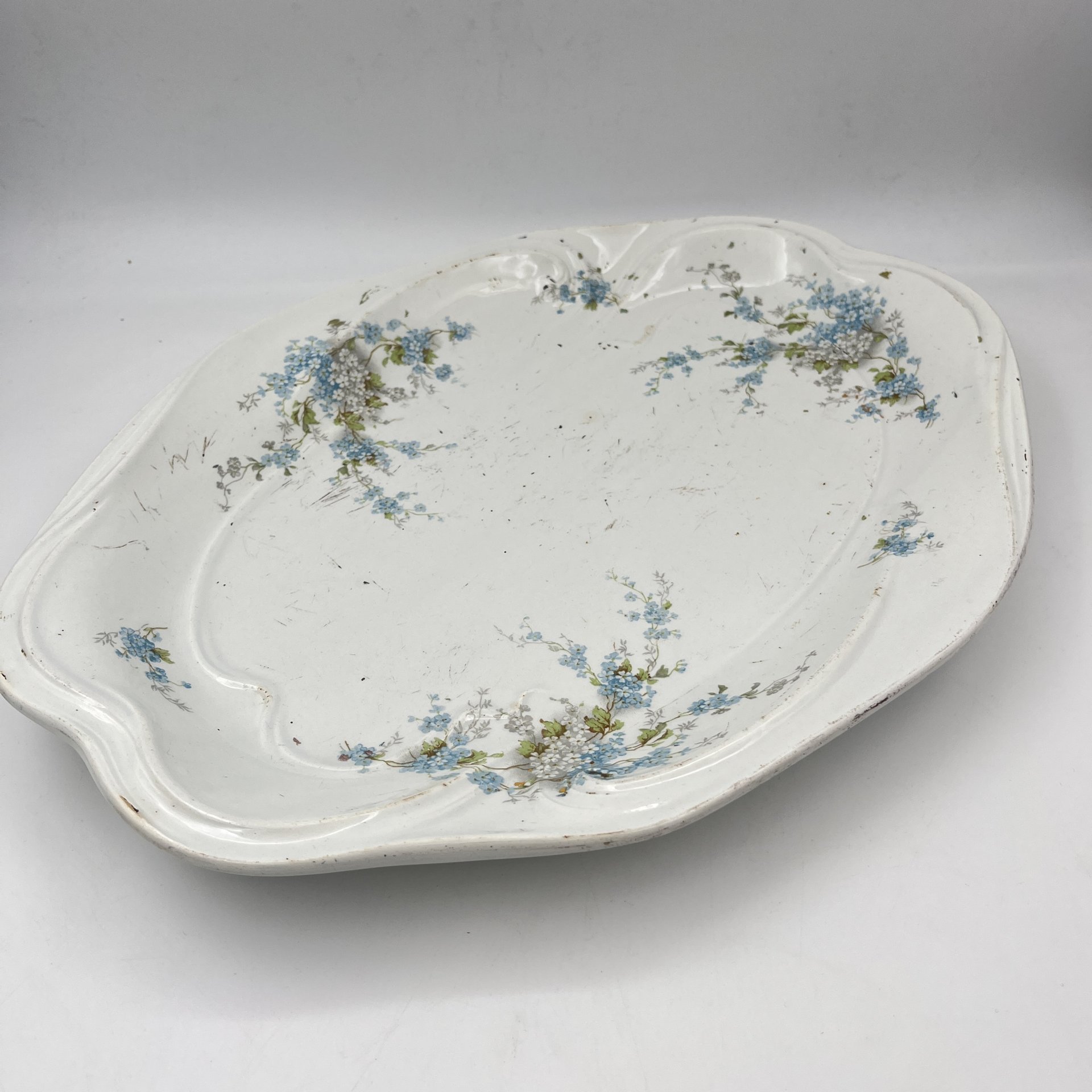 Блюдо сервировочное, украшенное цветочным декором, фаянс, деколь, глазурь, Товарищество М.С. Кузнецова, Российская империя, 1890-1917 гг.