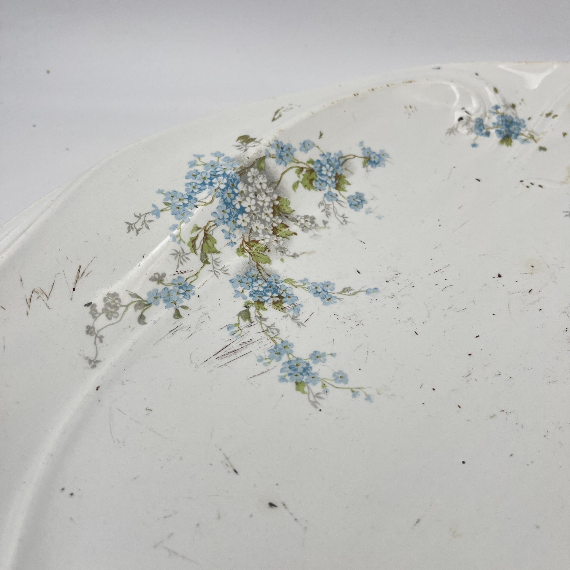 Блюдо сервировочное, украшенное цветочным декором, фаянс, деколь, глазурь, Товарищество М.С. Кузнецова, Российская империя, 1890-1917 гг.