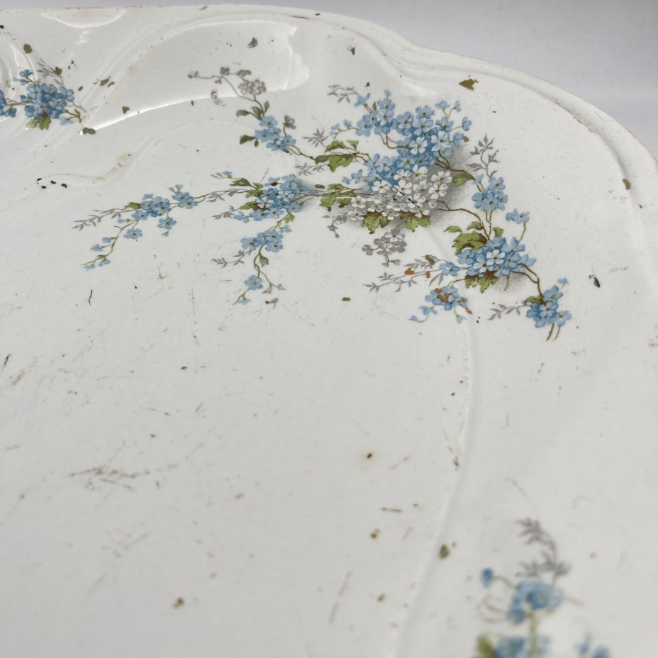 Блюдо сервировочное, украшенное цветочным декором, фаянс, деколь, глазурь, Товарищество М.С. Кузнецова, Российская империя, 1890-1917 гг.