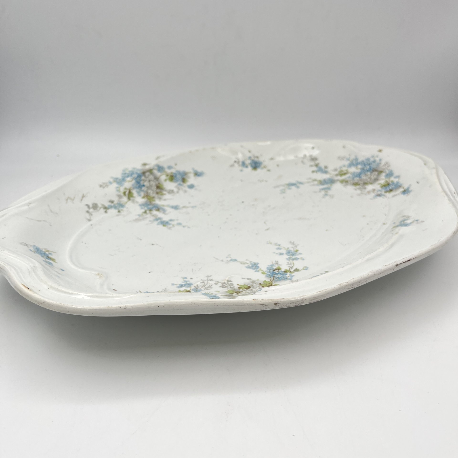 Блюдо сервировочное, украшенное цветочным декором, фаянс, деколь, глазурь, Товарищество М.С. Кузнецова, Российская империя, 1890-1917 гг.