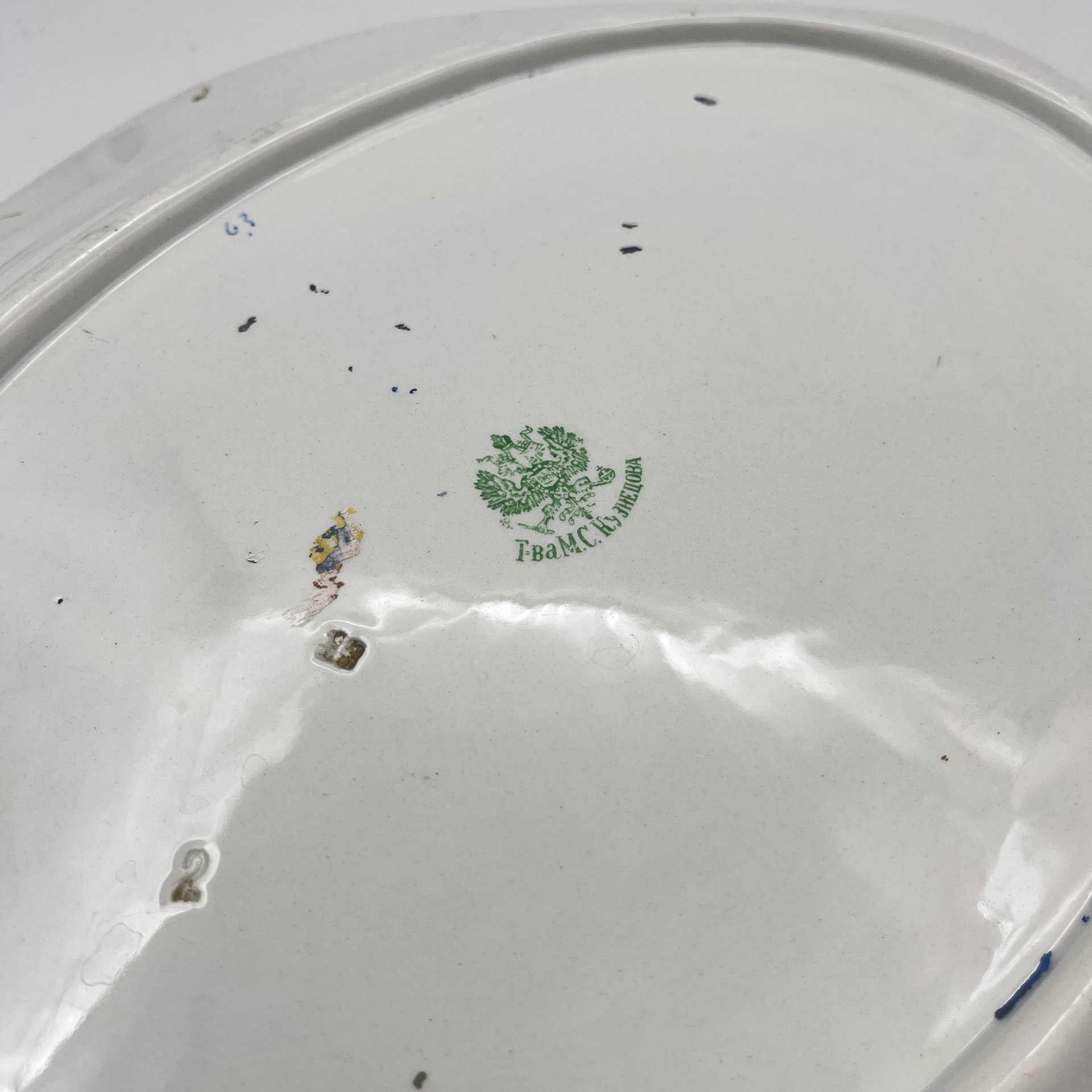 Блюдо сервировочное, украшенное цветочным декором, фаянс, деколь, глазурь, Товарищество М.С. Кузнецова, Российская империя, 1890-1917 гг.