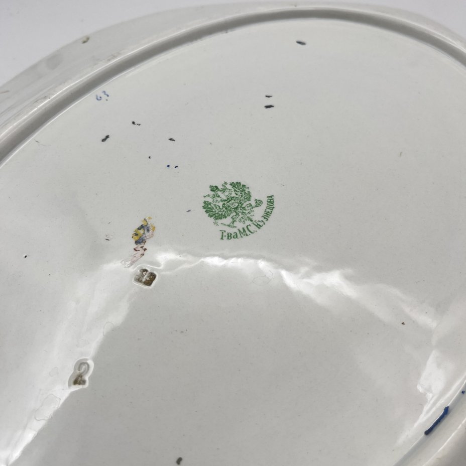 Блюдо сервировочное, украшенное цветочным декором, фаянс, деколь, глазурь, Товарищество М.С. Кузнецова, Российская империя, 1890-1917 гг.