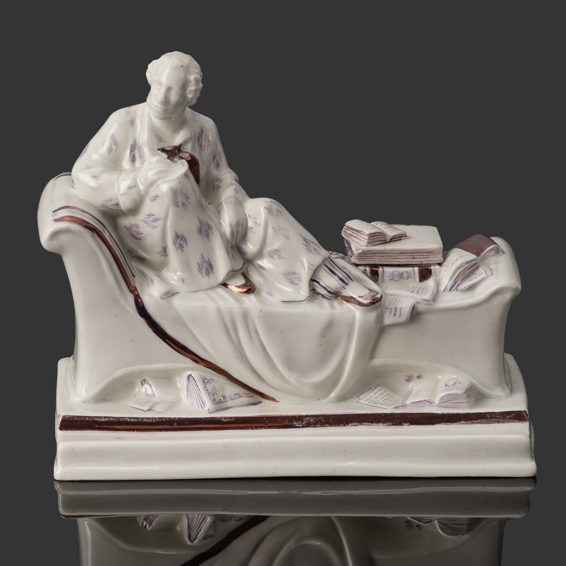 Чернильница «Пушкин за работой», автор Данько Н.Я., фарфор, роспись, люстр, Ленинградский фарфоровый завод (ЛФЗ), СССР, 1945-1950 гг.