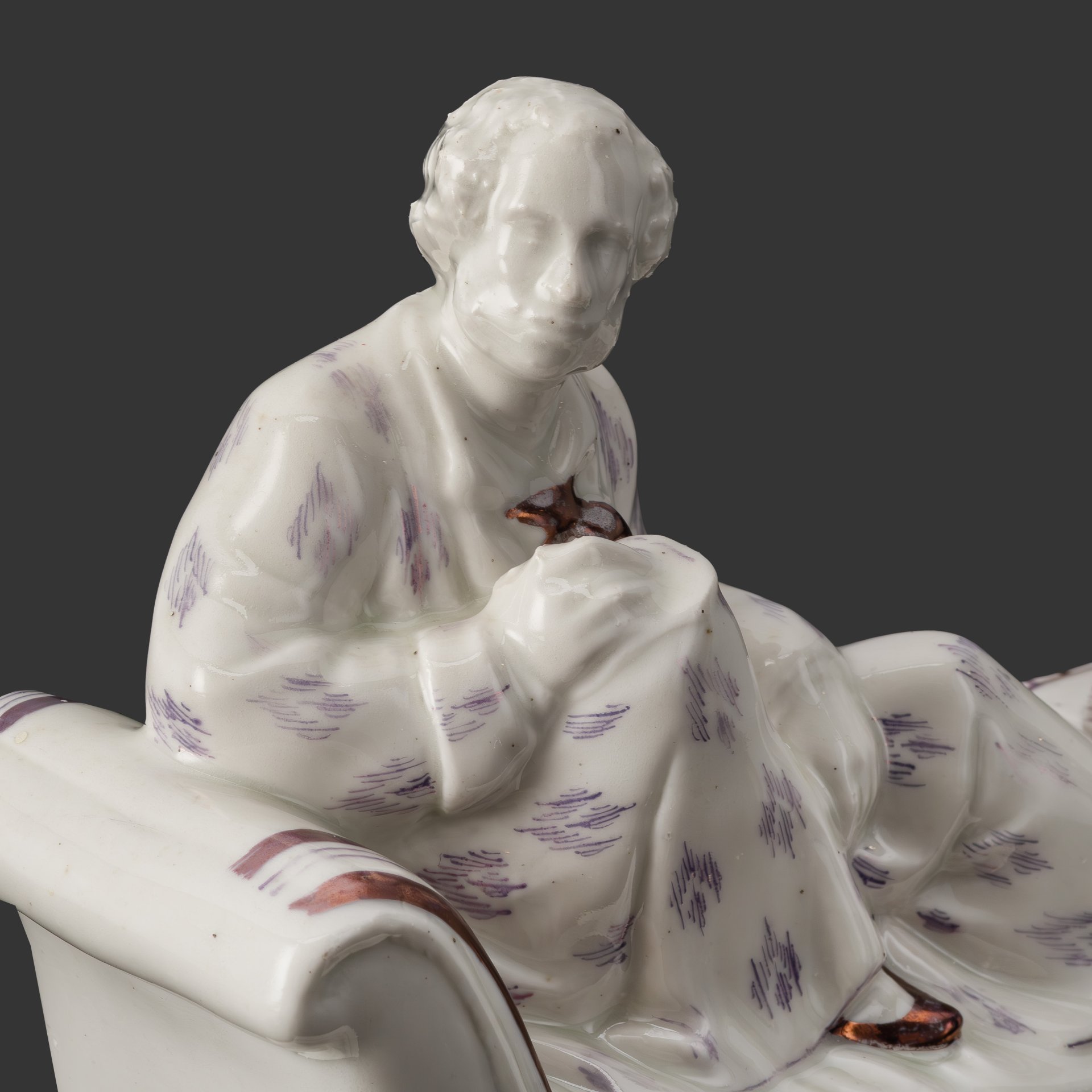 Чернильница «Пушкин за работой», автор Данько Н.Я., фарфор, роспись, люстр, Ленинградский фарфоровый завод (ЛФЗ), СССР, 1945-1950 гг.