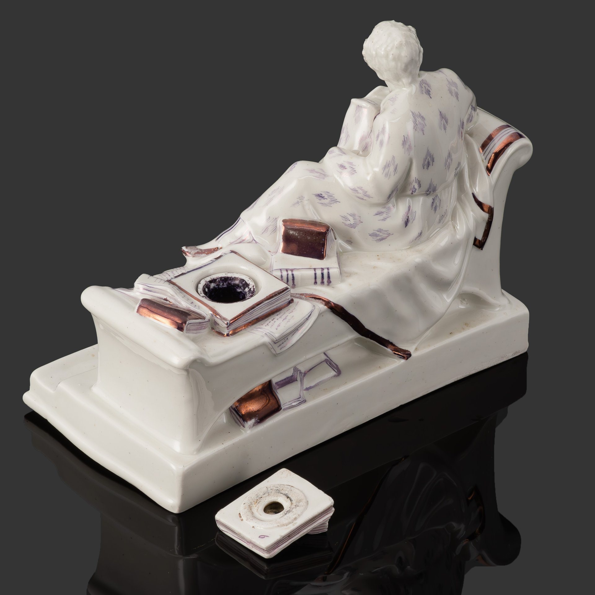 Чернильница «Пушкин за работой», автор Данько Н.Я., фарфор, роспись, люстр, Ленинградский фарфоровый завод (ЛФЗ), СССР, 1945-1950 гг.