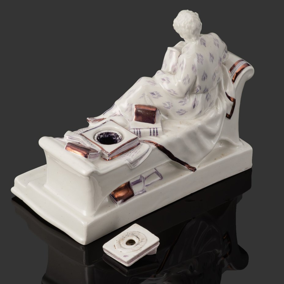 Чернильница «Пушкин за работой», автор Данько Н.Я., фарфор, роспись, люстр, Ленинградский фарфоровый завод (ЛФЗ), СССР, 1945-1950 гг.