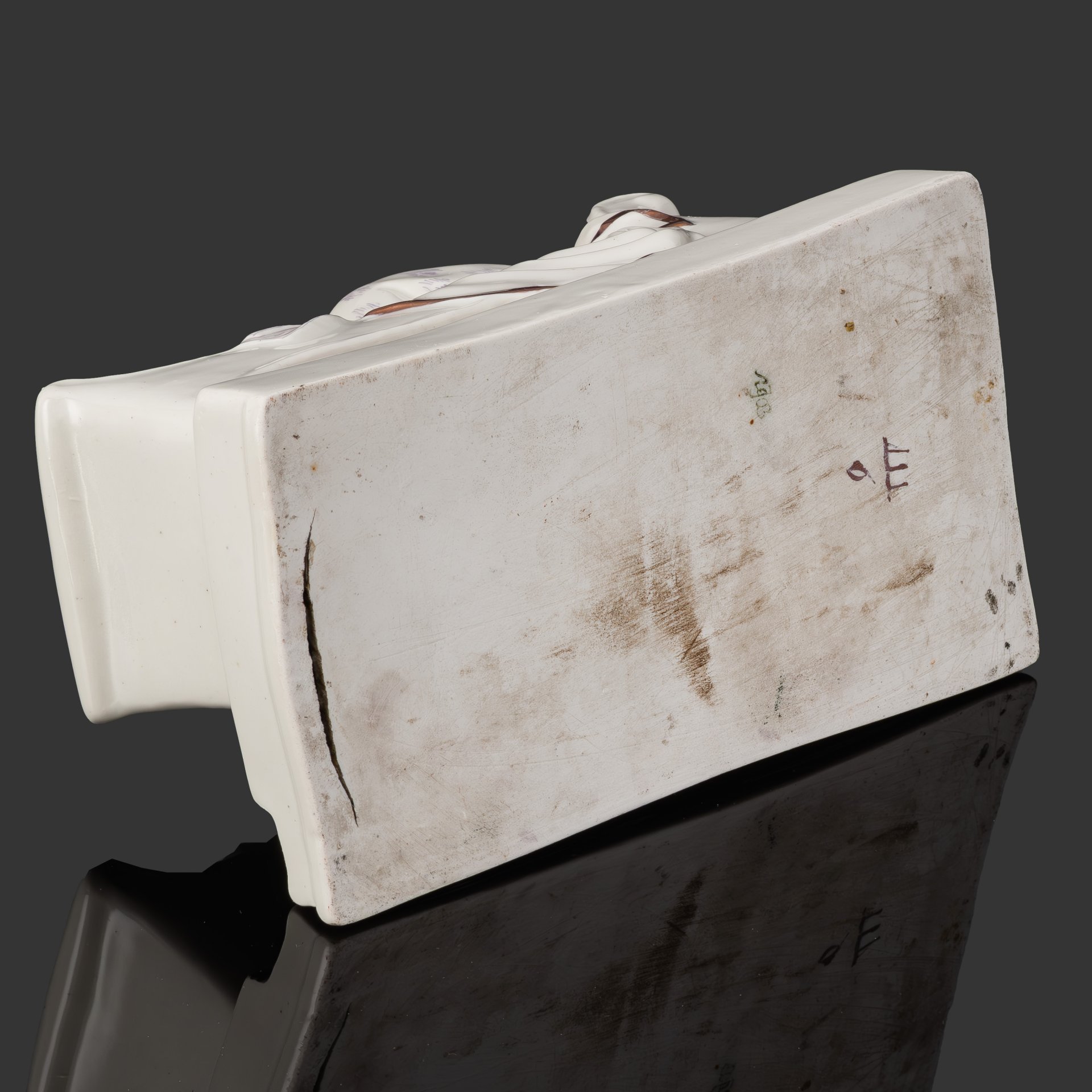 Чернильница «Пушкин за работой», автор Данько Н.Я., фарфор, роспись, люстр, Ленинградский фарфоровый завод (ЛФЗ), СССР, 1945-1950 гг.