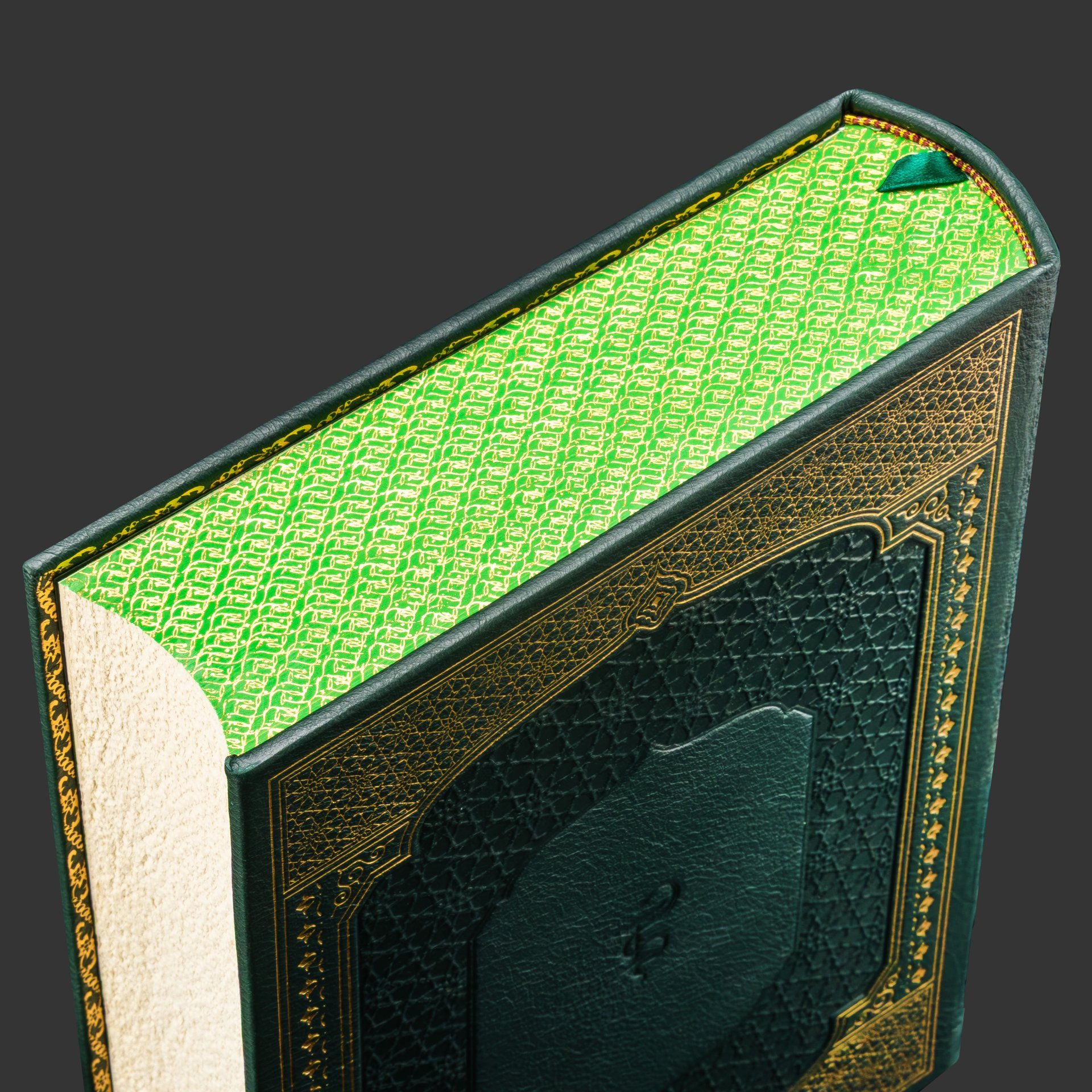 Книга в кожаном переплете "Авиценна. Канон врачебной науки", репринтное издание, бумага, кожаный переплет, тиснение, золочение, обрез с принтом и золочением, в кожаном футляре и бархатной подарочной упаковке, Российская Федерация, 2025 г.