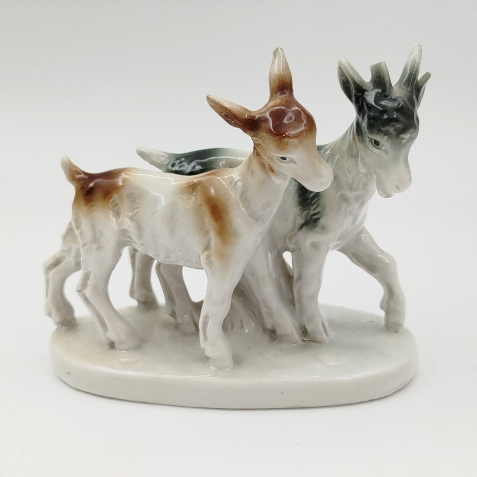 Статуэтка "Козлята", фарфор, аэрография, Западная Европа, 1960-1980 гг.