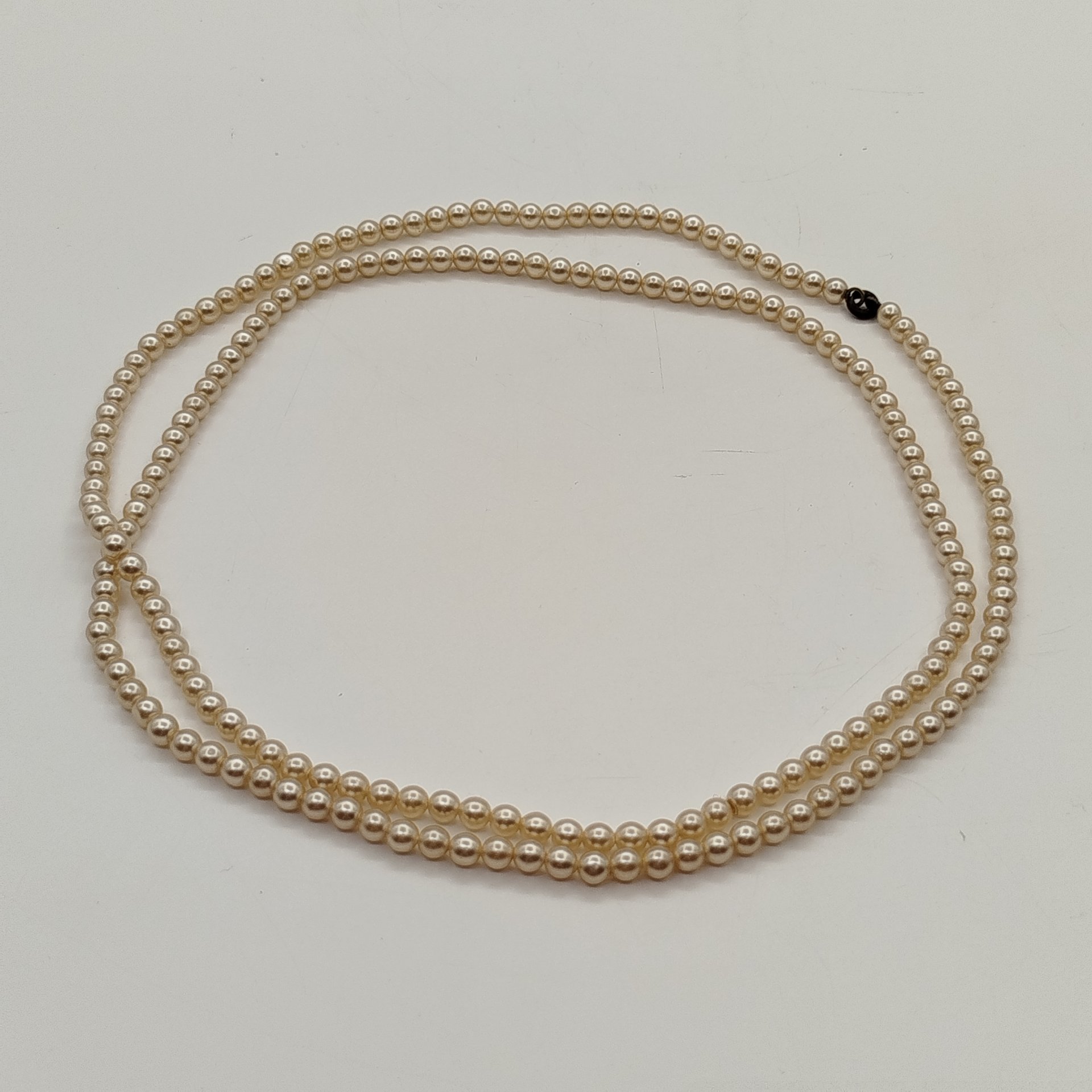 Бусы с бусинами круглой формы, композитный материал (имитация жемчуга), сплав металлов, Россия, 1990-2010 гг.