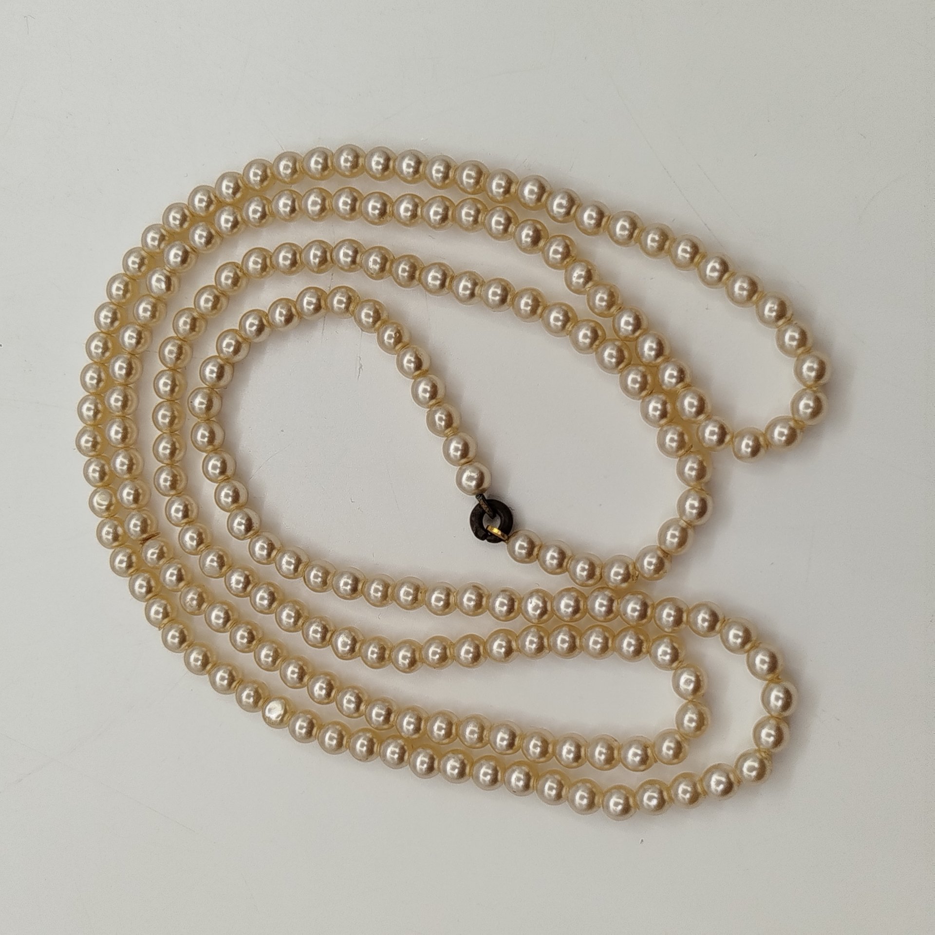 Бусы с бусинами круглой формы, композитный материал (имитация жемчуга), сплав металлов, Россия, 1990-2010 гг.