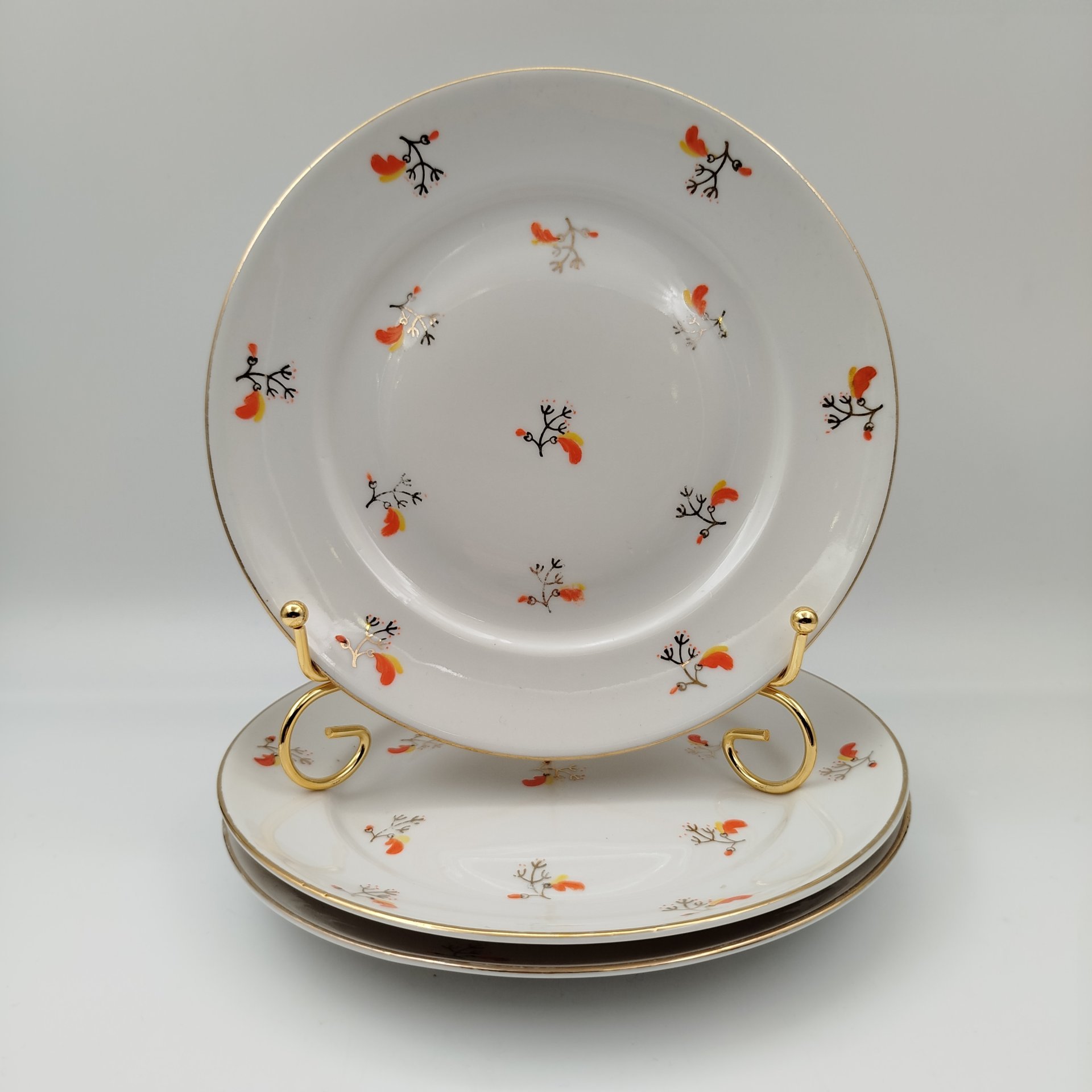 Набор из 3-х десертных тарелок, украшенных растительным декором, фарфор, золочение, роспись, Ленинградский фарфоровый завод (ЛФЗ), СССР, 1960-1970 гг.