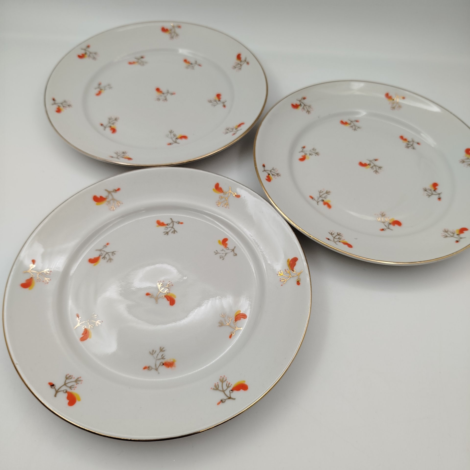 Набор из 3-х десертных тарелок, украшенных растительным декором, фарфор, золочение, роспись, Ленинградский фарфоровый завод (ЛФЗ), СССР, 1960-1970 гг.