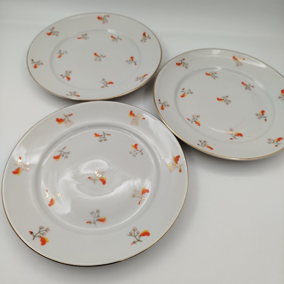 Набор из 3-х десертных тарелок, украшенных растительным декором, фарфор, золочение, роспись, Ленинградский фарфоровый завод (ЛФЗ), СССР, 1960-1970 гг.