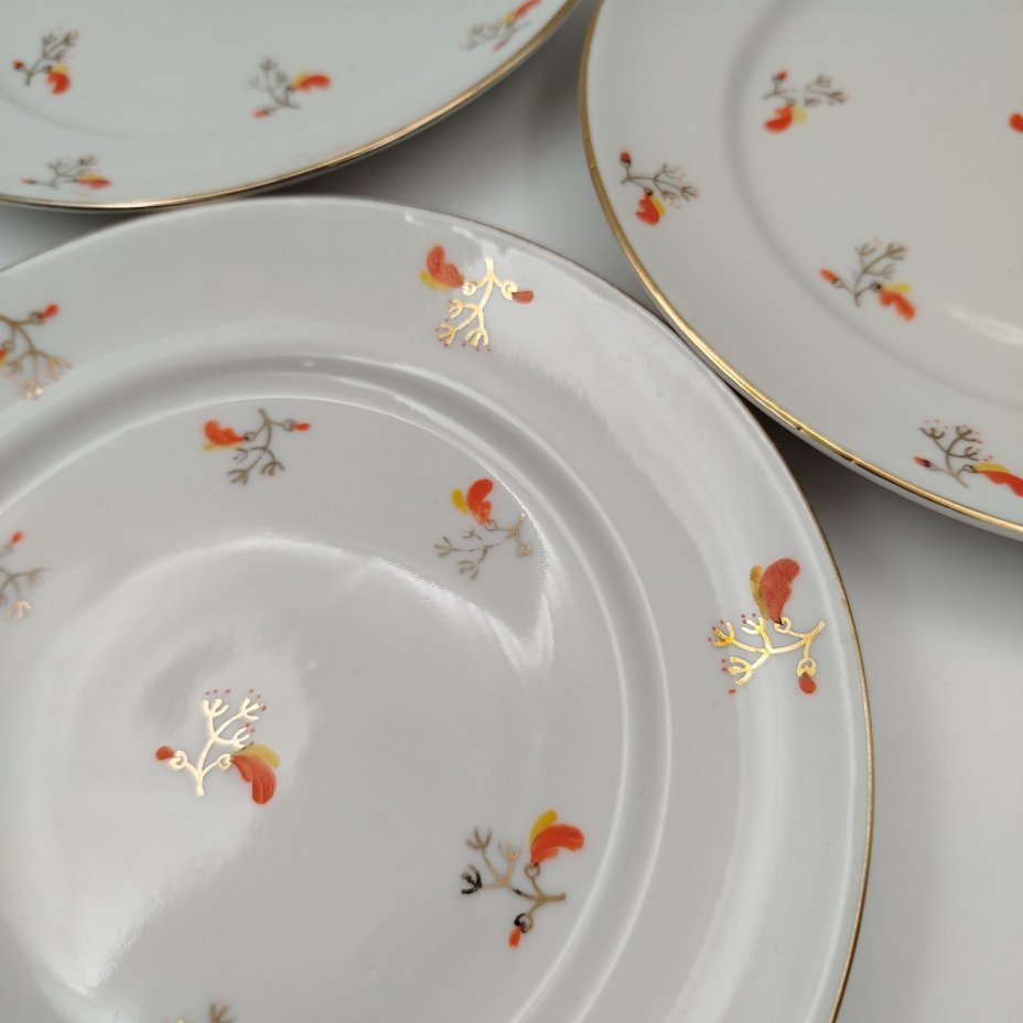 Набор из 3-х десертных тарелок, украшенных растительным декором, фарфор, золочение, роспись, Ленинградский фарфоровый завод (ЛФЗ), СССР, 1960-1970 гг.