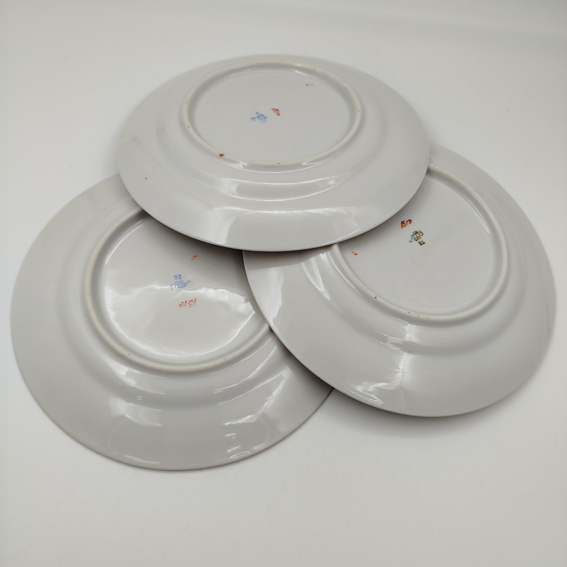 Набор из 3-х десертных тарелок, украшенных растительным декором, фарфор, золочение, роспись, Ленинградский фарфоровый завод (ЛФЗ), СССР, 1960-1970 гг.