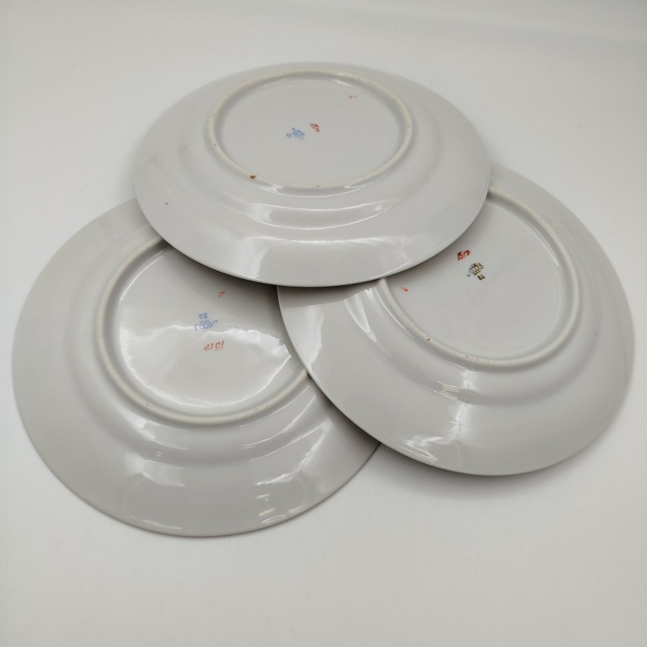 Набор из 3-х десертных тарелок, украшенных растительным декором, фарфор, золочение, роспись, Ленинградский фарфоровый завод (ЛФЗ), СССР, 1960-1970 гг.