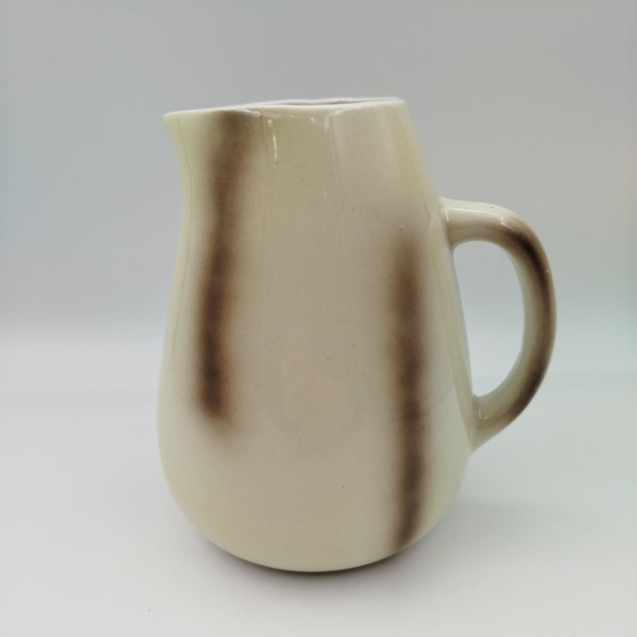 Кувшин с декором в полоску, фаянс, аэрография, Кировский фаянсовый завод, СССР, 1964-1965 гг.