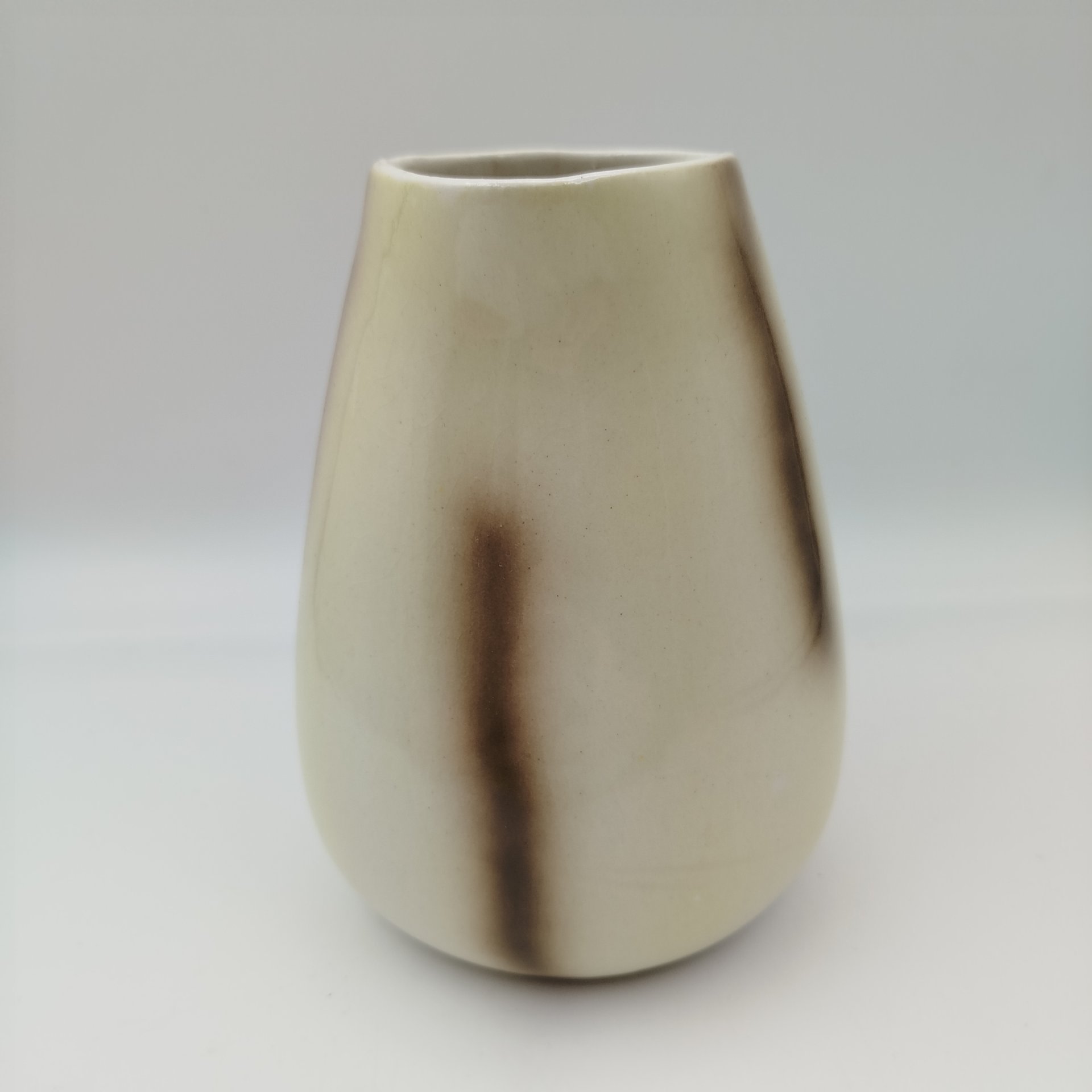 Кувшин с декором в полоску, фаянс, аэрография, Кировский фаянсовый завод, СССР, 1964-1965 гг.