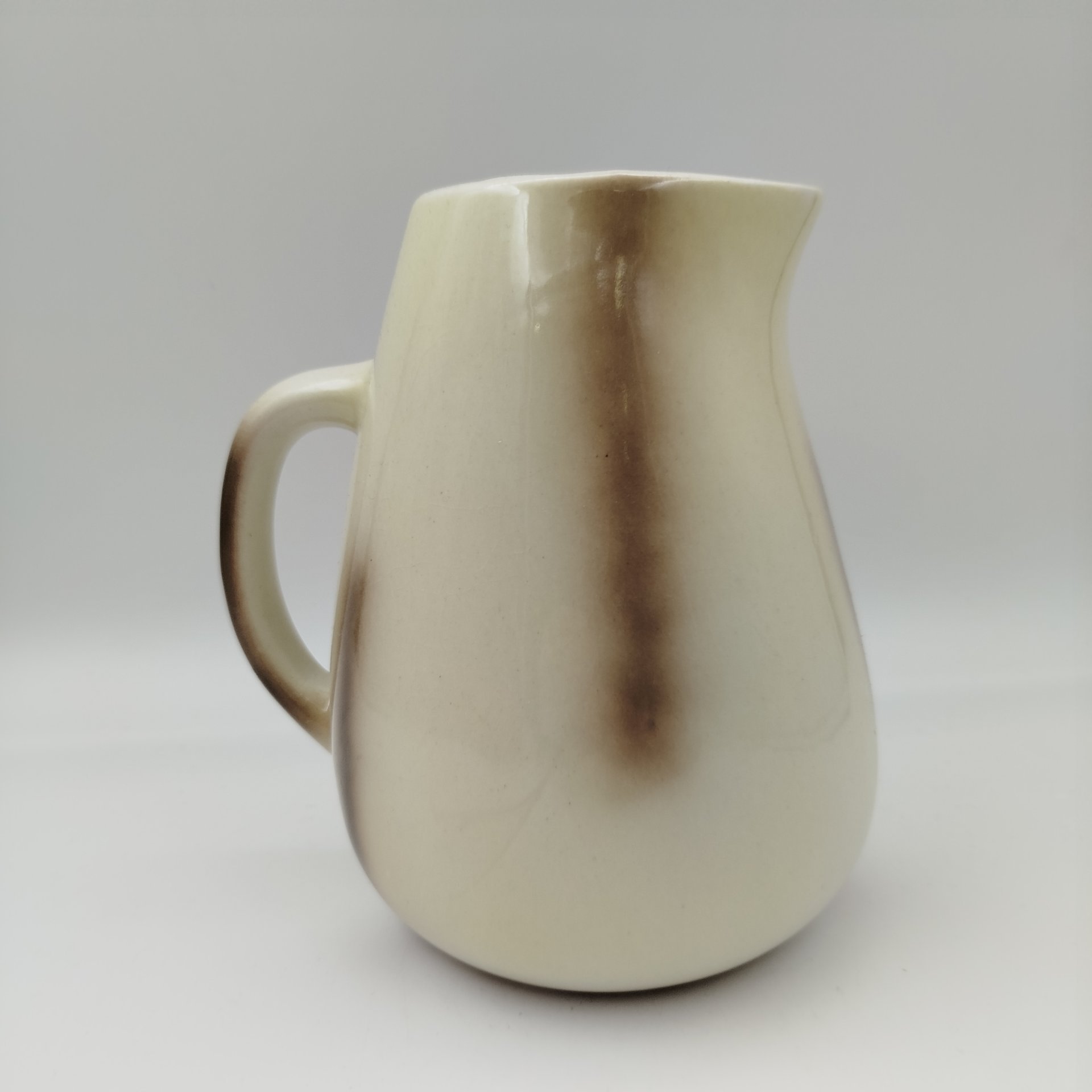 Кувшин с декором в полоску, фаянс, аэрография, Кировский фаянсовый завод, СССР, 1964-1965 гг.