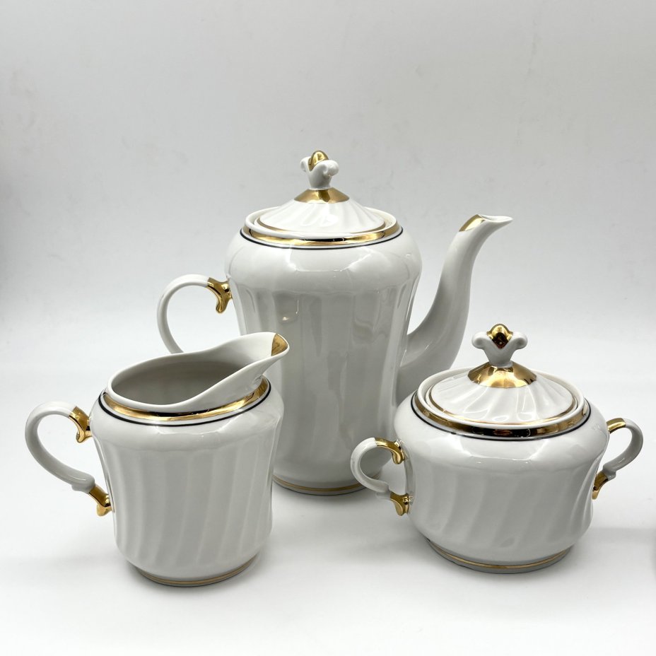 Кофейный сервиз на 5 персон (18 предметов) с лаконичным декором, фарфор, золочение, Краснодарский фарфорово-фаянсовый завод «Чайка», СССР, 1960-1992 гг.