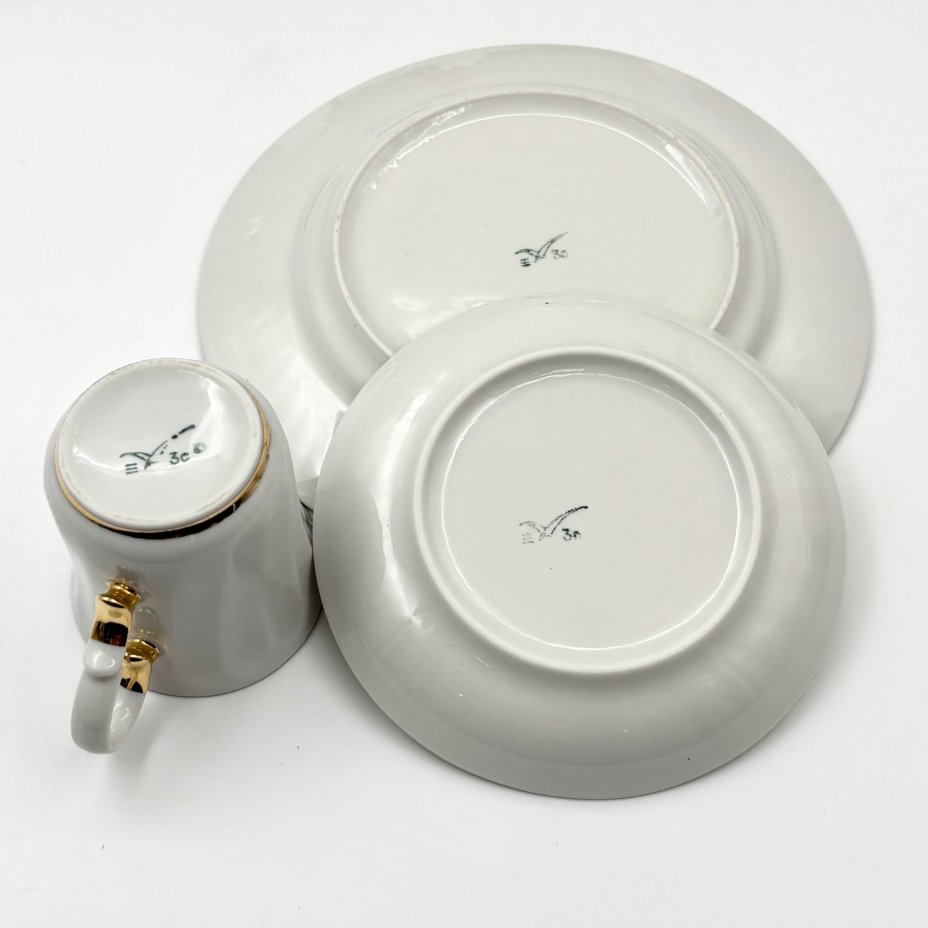 Кофейный сервиз на 5 персон (18 предметов) с лаконичным декором, фарфор, золочение, Краснодарский фарфорово-фаянсовый завод «Чайка», СССР, 1960-1992 гг.