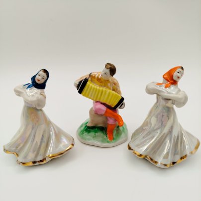 Скульптурная композиция из 3-х статуэток "Русский перепляс", автор А.Д. Бржезицкая, фарфор, роспись, люстр, золочение, Дулевский фарфоровый завод (Дулёво), СССР, 1960 г.