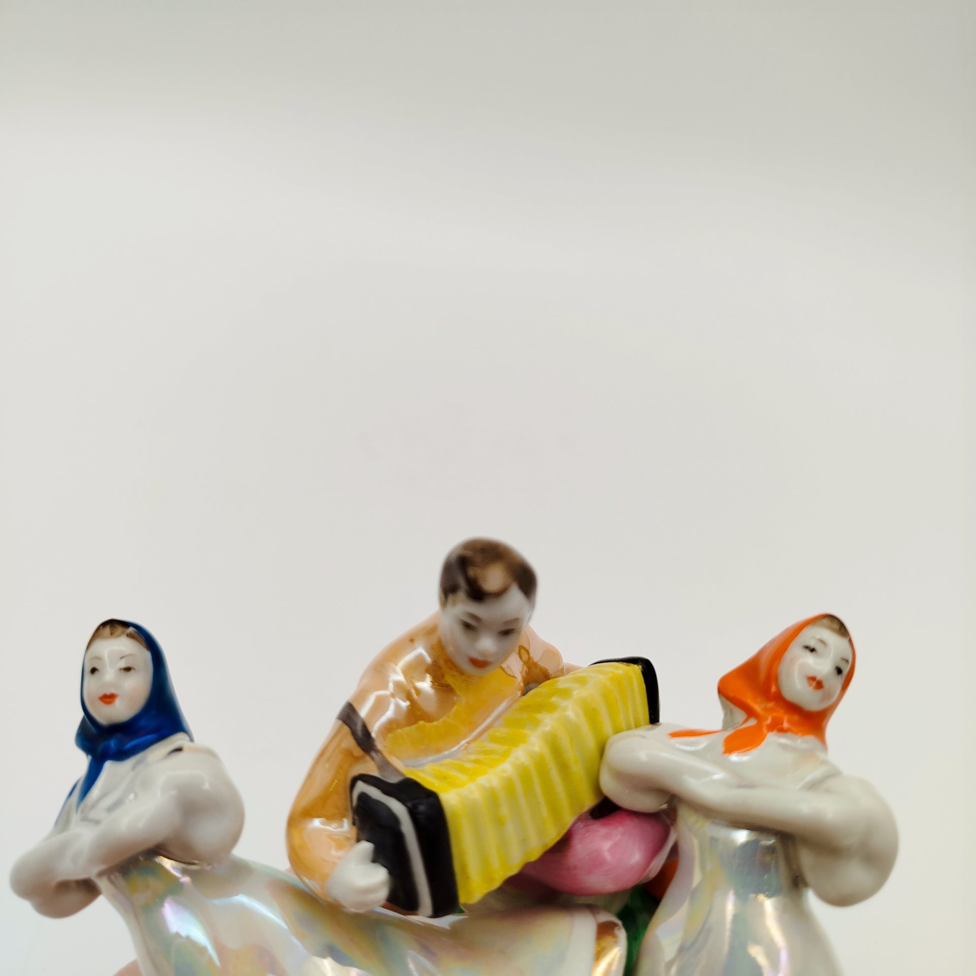 Скульптурная композиция из 3-х статуэток "Русский перепляс", автор А.Д. Бржезицкая, фарфор, роспись, люстр, золочение, Дулевский фарфоровый завод (Дулёво), СССР, 1960 г.