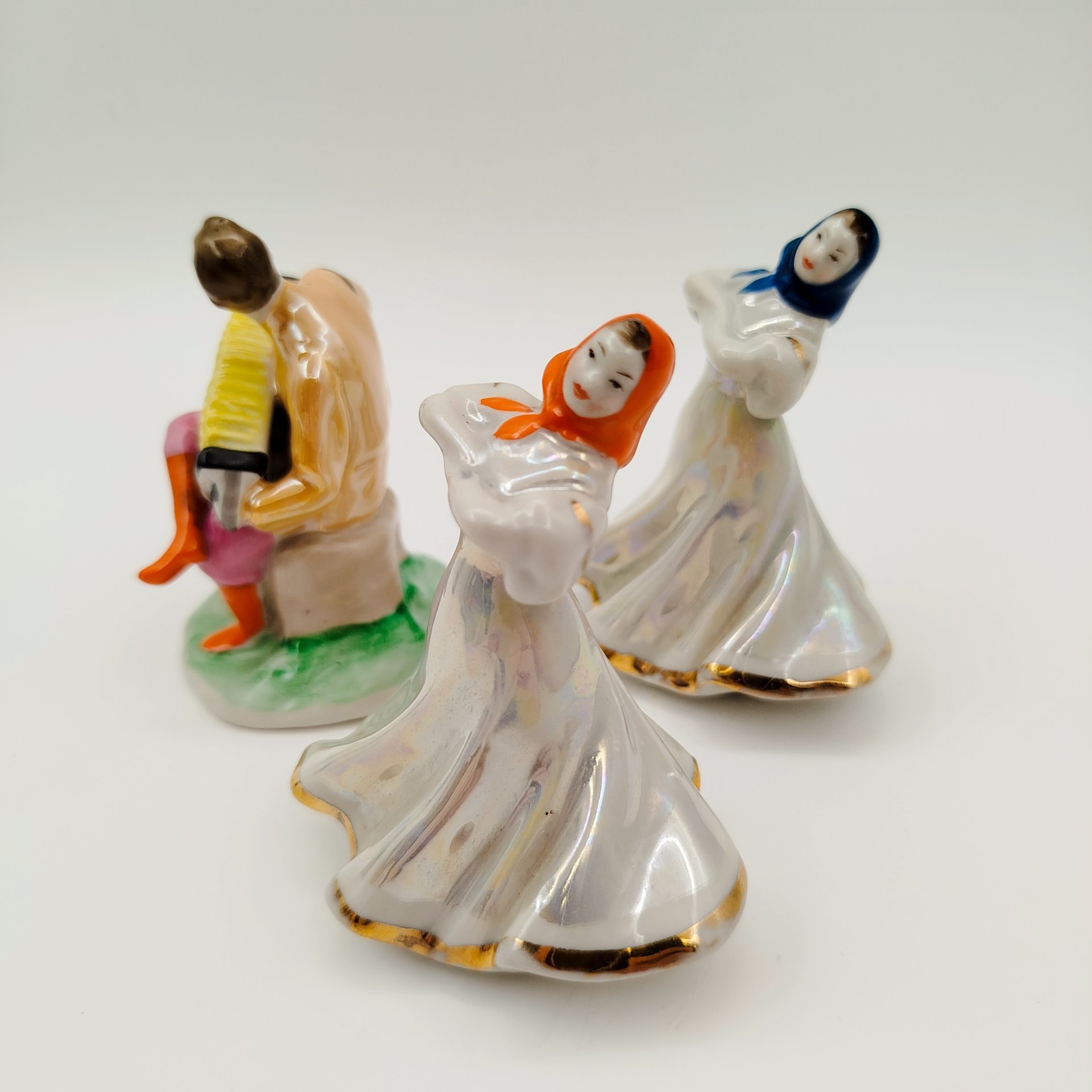 Скульптурная композиция из 3-х статуэток "Русский перепляс", автор А.Д. Бржезицкая, фарфор, роспись, люстр, золочение, Дулевский фарфоровый завод (Дулёво), СССР, 1960 г.