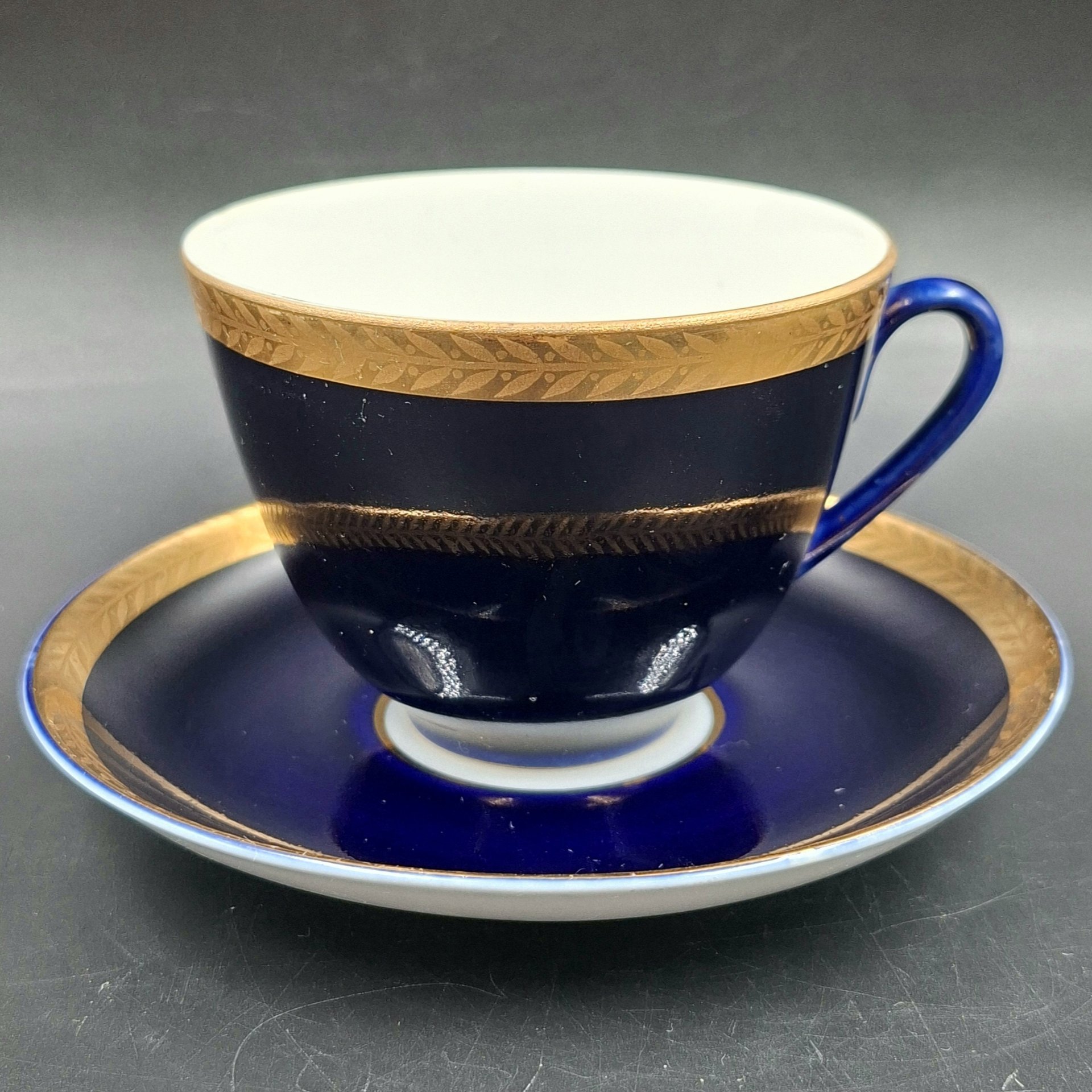 Пара чайная с растительным орнаментом вдоль борта, фарфор, крытье кобальтом, золочение, Ленинградский фарфоровый завод (ЛФЗ), СССР, 1960-1970 гг.