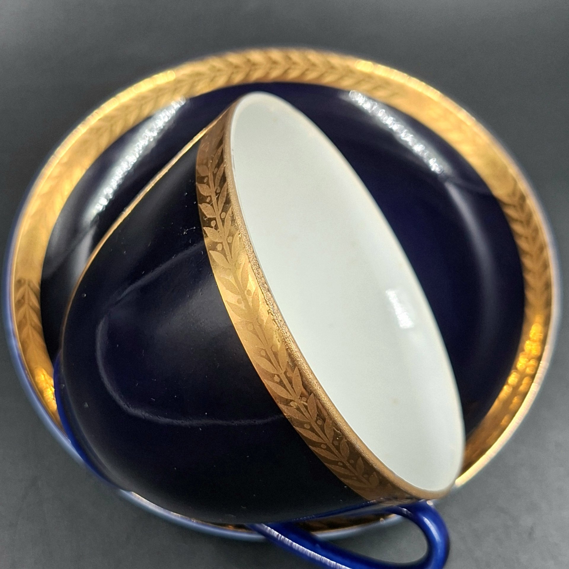 Пара чайная с растительным орнаментом вдоль борта, фарфор, крытье кобальтом, золочение, Ленинградский фарфоровый завод (ЛФЗ), СССР, 1960-1970 гг.