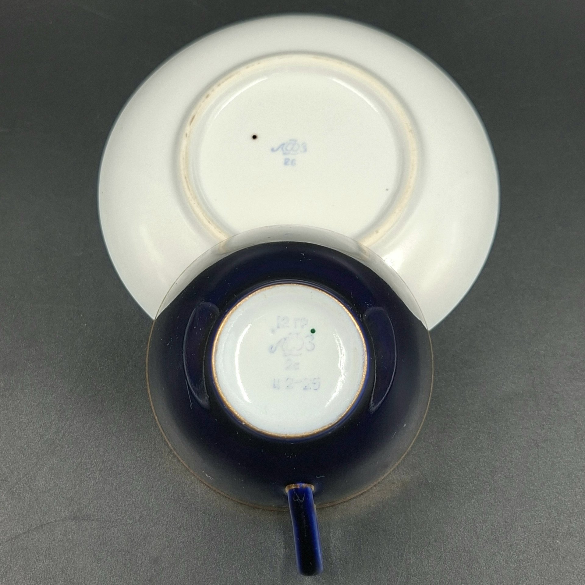 Пара чайная с растительным орнаментом вдоль борта, фарфор, крытье кобальтом, золочение, Ленинградский фарфоровый завод (ЛФЗ), СССР, 1960-1970 гг.