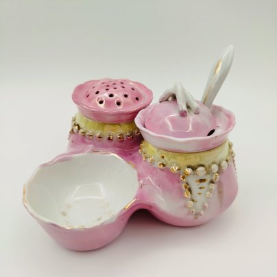 Солонка (перечница) трехсекционная розового оттенка с ложкой