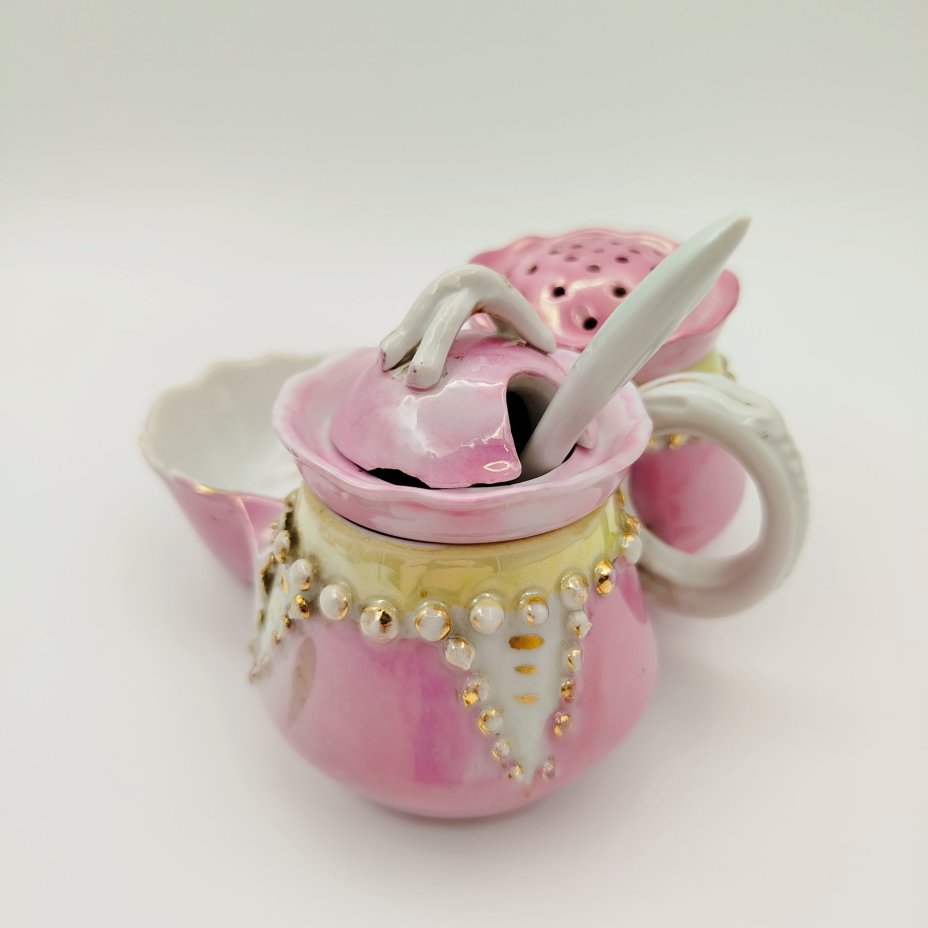 Солонка (перечница) трехсекционная розового оттенка с ложкой