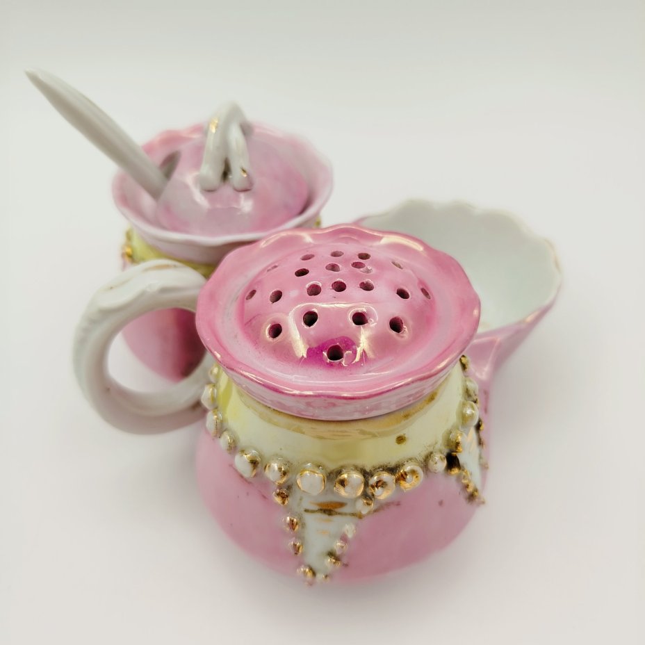 Солонка (перечница) трехсекционная розового оттенка с ложкой