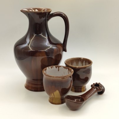 Кувшин с двумя стаканами и ложечкой жёлто-коричневого оттенка